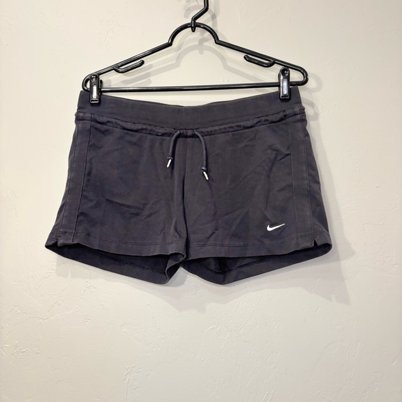 Nike Black 4" Inseam Athletic Shorts Size Medium - Picture 1 of 8